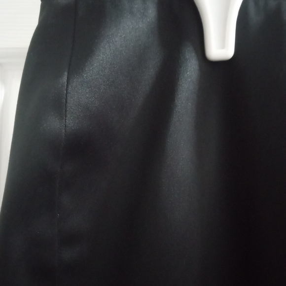WHBM Size 14 Black pencil skirt. Perfect wardrobe staple. EUC - Picture 2 of 5